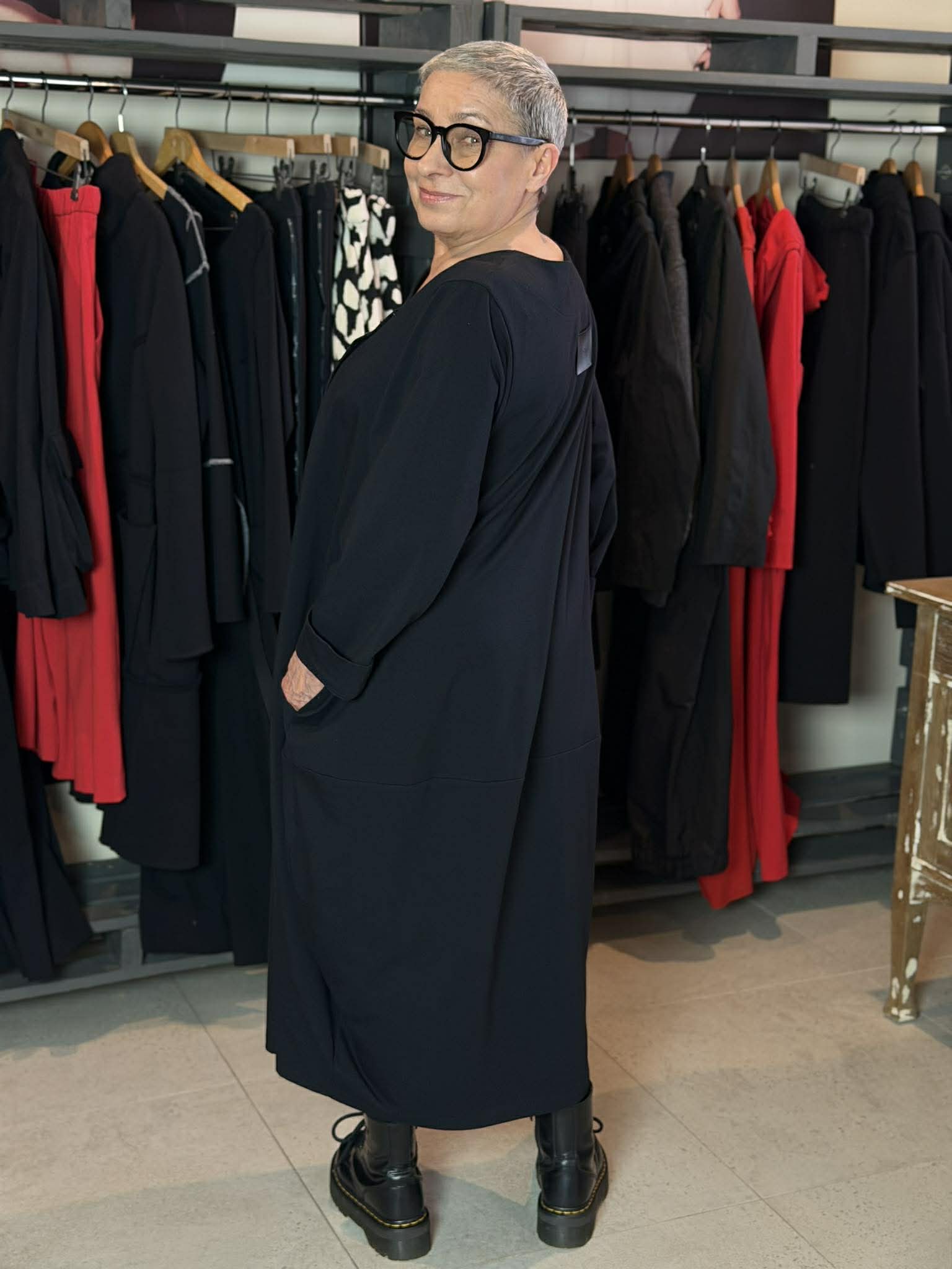 Głęboka Czerń - bawełniana, asymetryczna sukienka oversize z zatrzaskami - obrazek 3