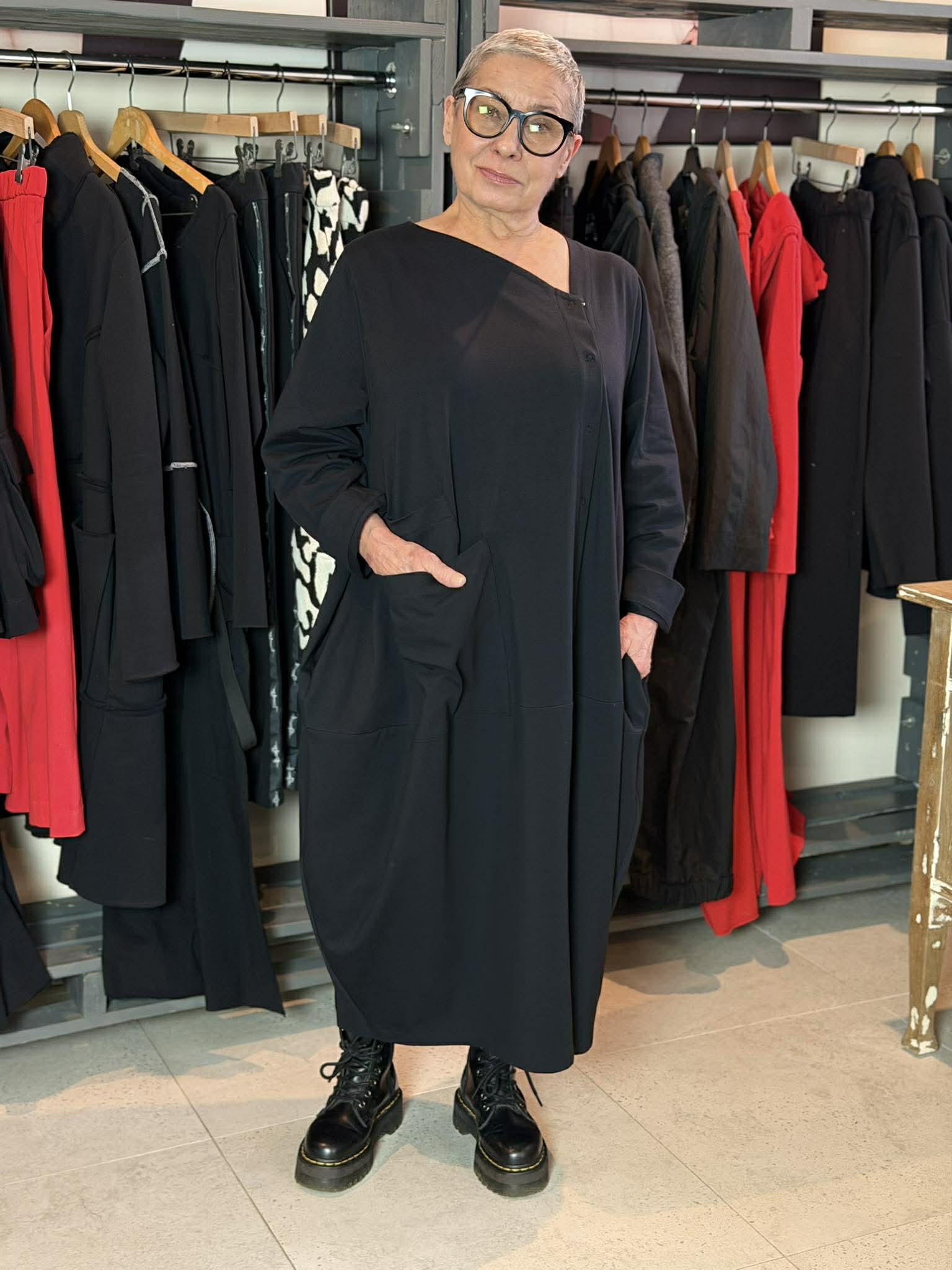 Głęboka Czerń - bawełniana, asymetryczna sukienka oversize z zatrzaskami - obrazek 2