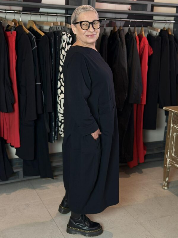 Głęboka Czerń - bawełniana, asymetryczna sukienka oversize z zatrzaskami - obrazek 4