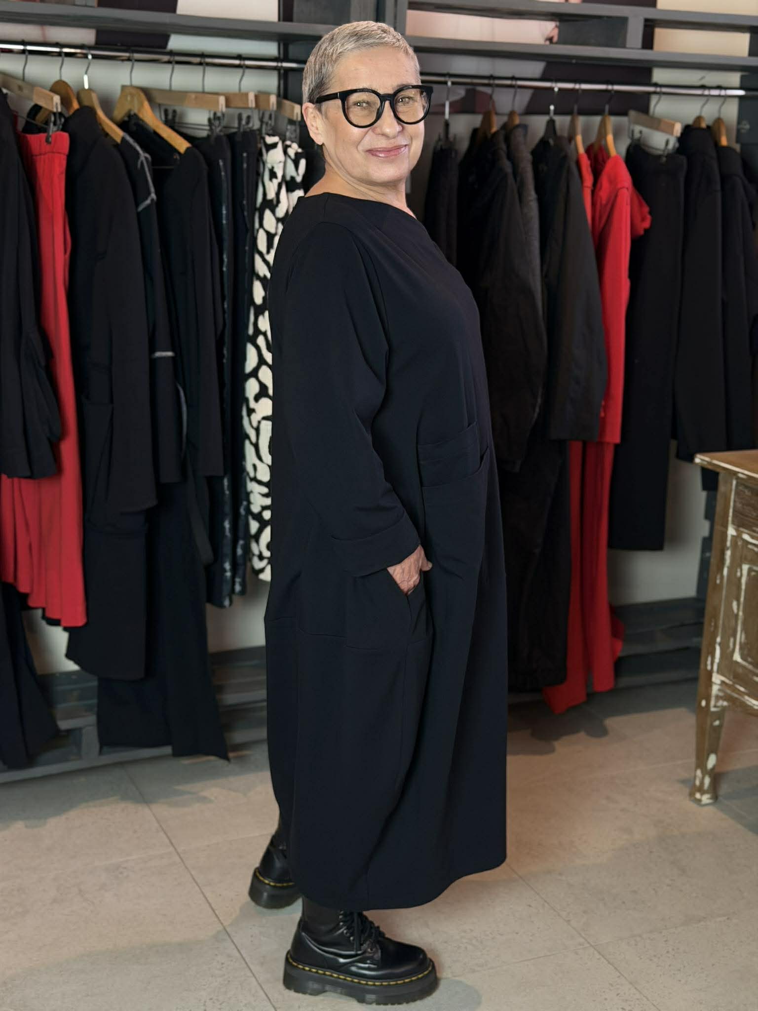 Głęboka Czerń - bawełniana, asymetryczna sukienka oversize z zatrzaskami - obrazek 4