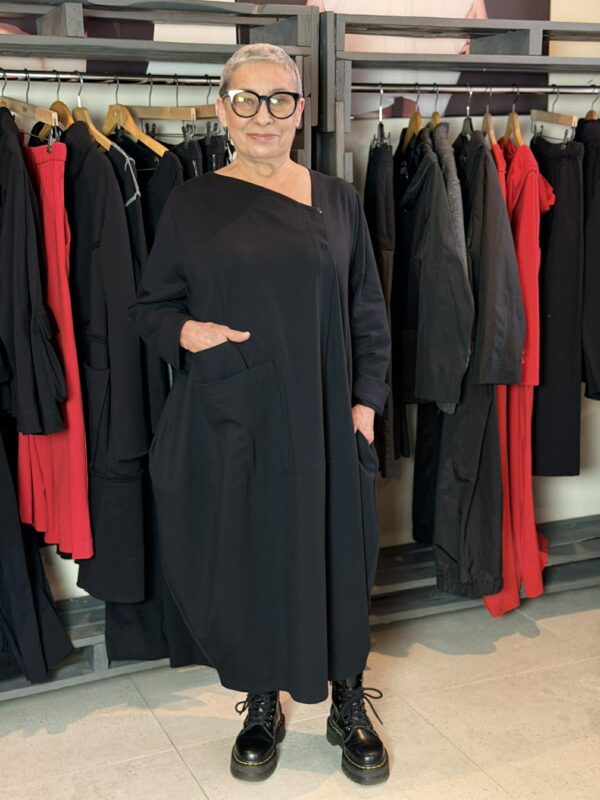 Głęboka Czerń - bawełniana, asymetryczna sukienka oversize z zatrzaskami - obrazek 1