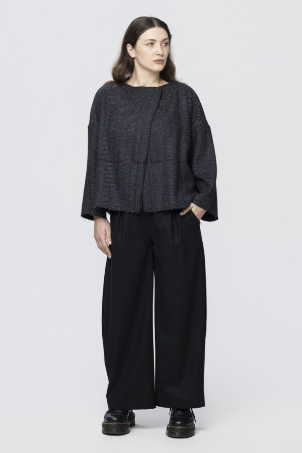 Jodełka - asymetryczny wełniany żakiet w odcieniach szarości - obrazek 2