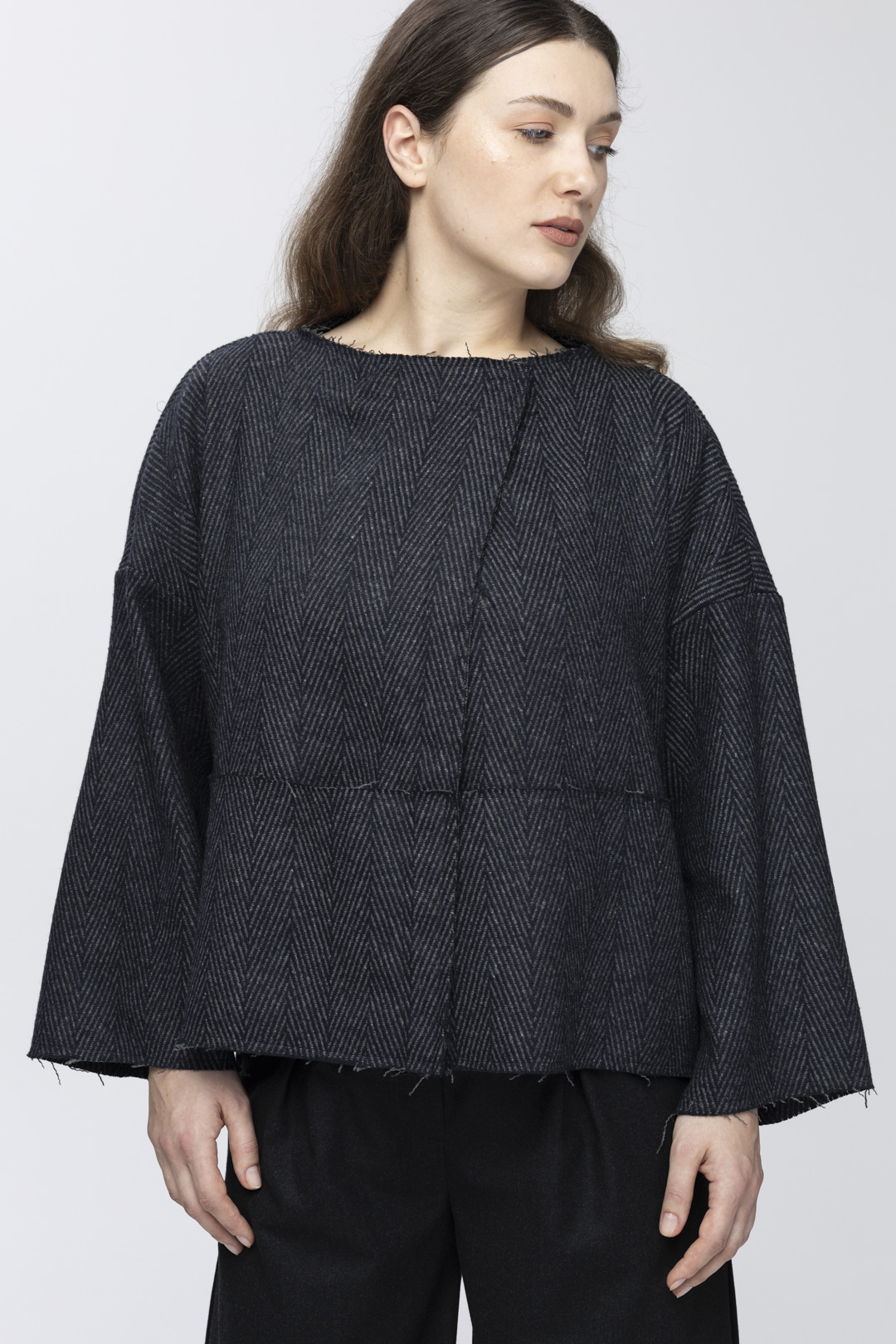 Jodełka - asymetryczny wełniany żakiet w odcieniach szarości - obrazek 1