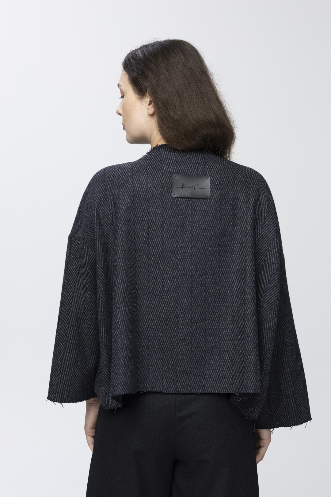 Jodełka - asymetryczny wełniany żakiet w odcieniach szarości - obrazek 3