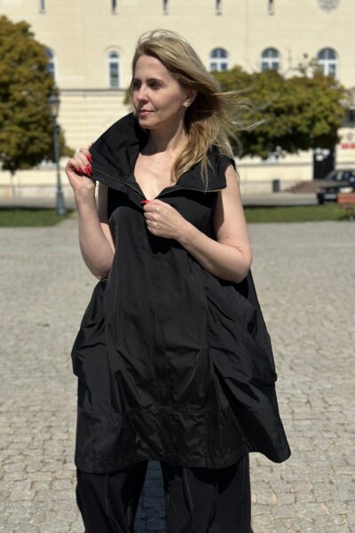 Miejska Architektura - czarna kamizelka z ortalionu z wysoką stójką