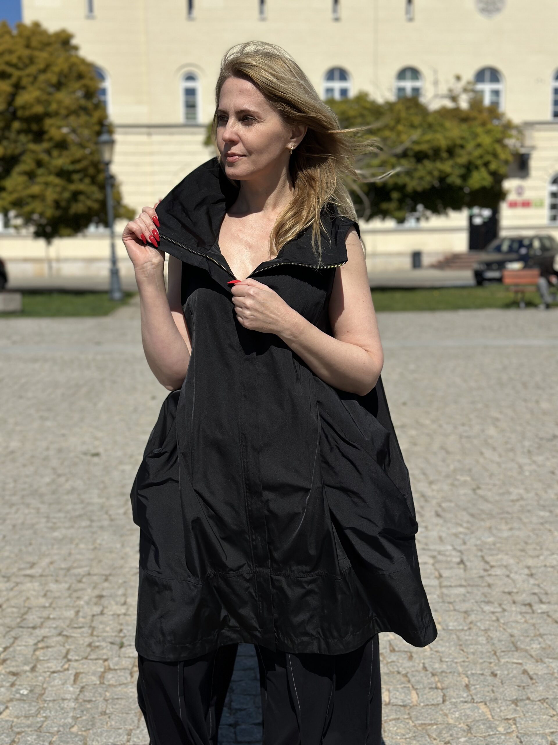 Miejska Architektura - czarna kamizelka z ortalionu z wysoką stójką - obrazek 1