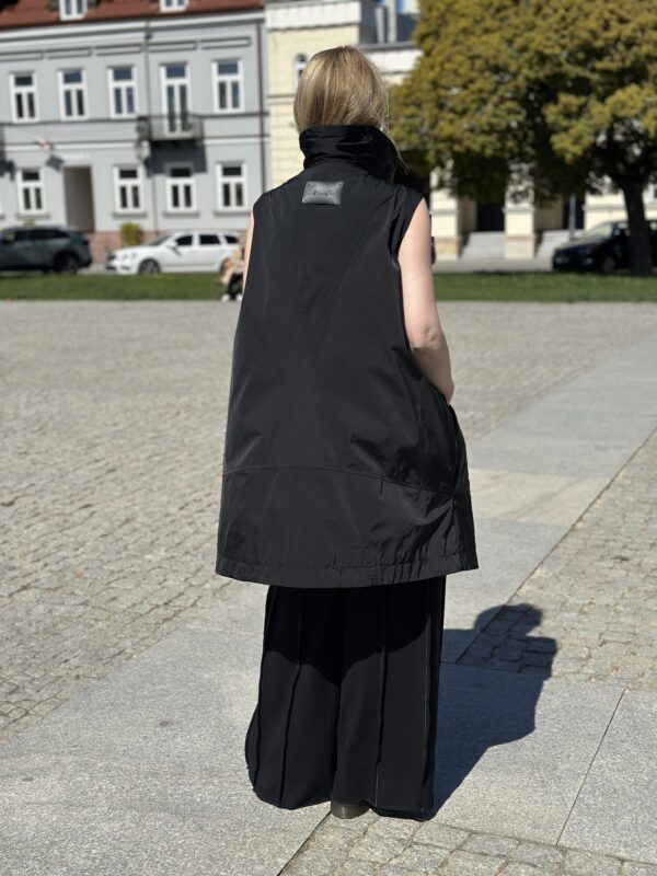 Miejska Architektura - czarna kamizelka z ortalionu z wysoką stójką - obrazek 4