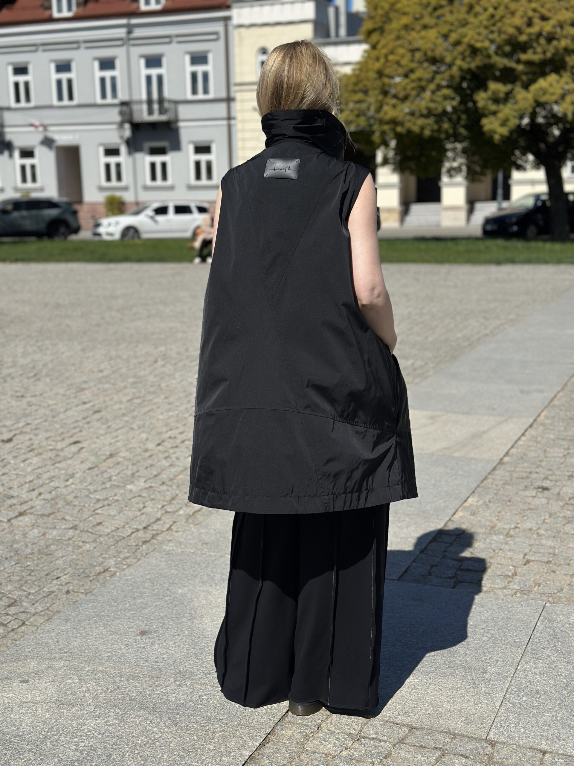 Miejska Architektura - czarna kamizelka z ortalionu z wysoką stójką - obrazek 4