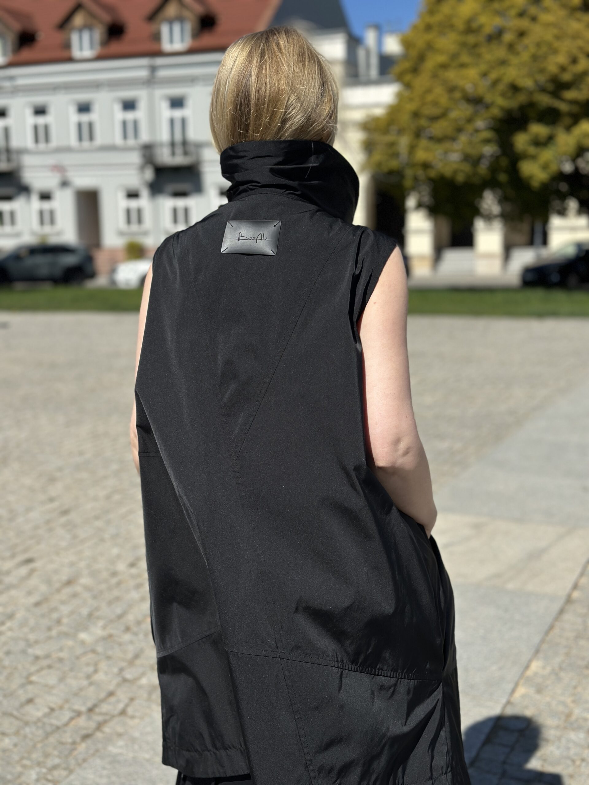 Miejska Architektura - czarna kamizelka z ortalionu z wysoką stójką - obrazek 5