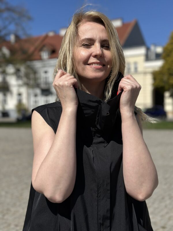 Miejska Architektura - czarna kamizelka z ortalionu z wysoką stójką - obrazek 2