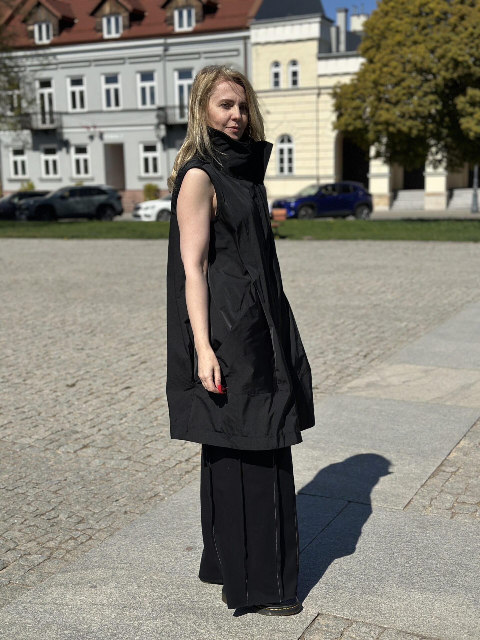 Miejska Architektura - czarna kamizelka z ortalionu z wysoką stójką - obrazek 3