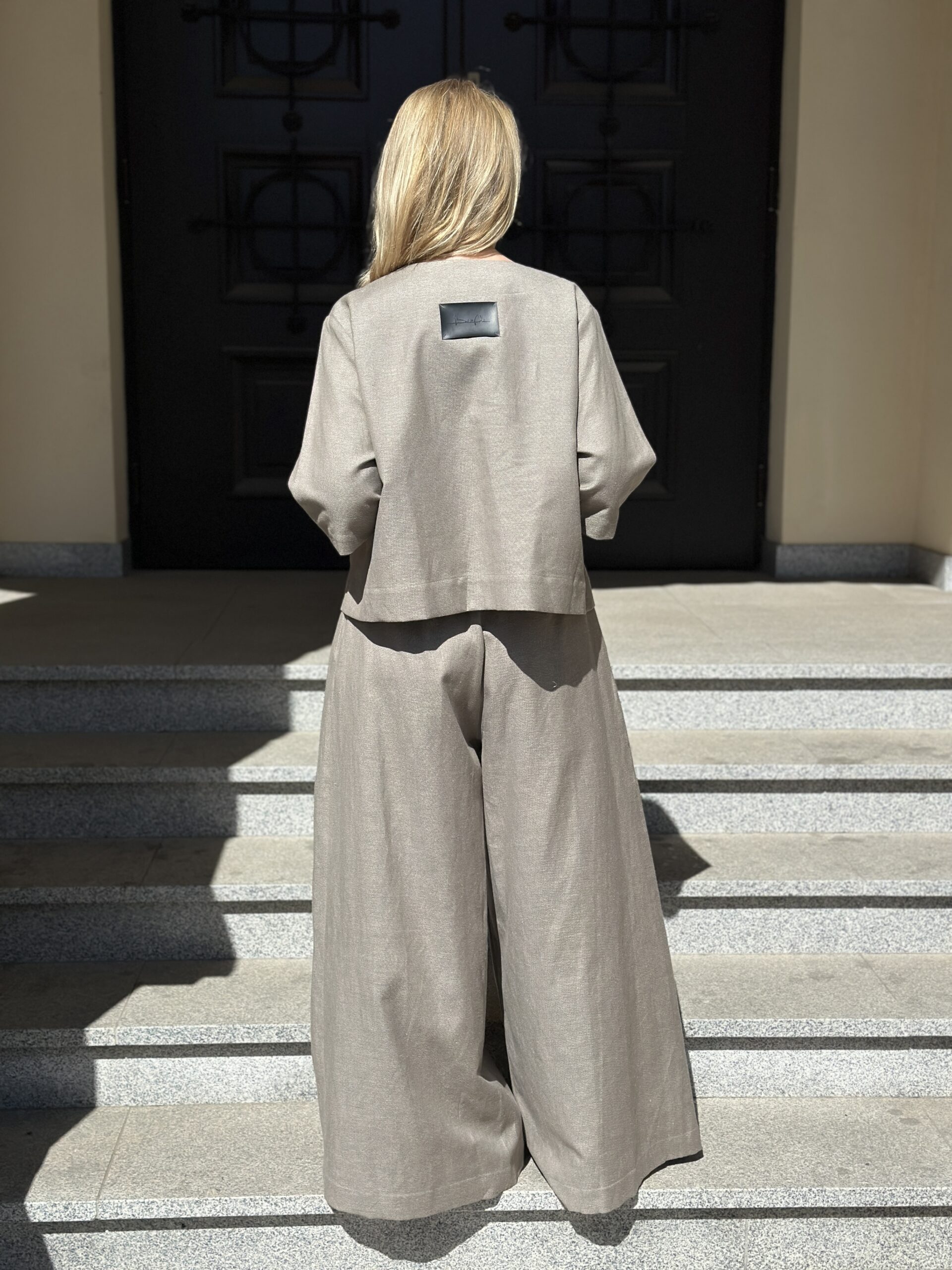 Piaskowa Architektura - bawełniane spodnie z szeroką nogawką i zakładkami - obrazek 3