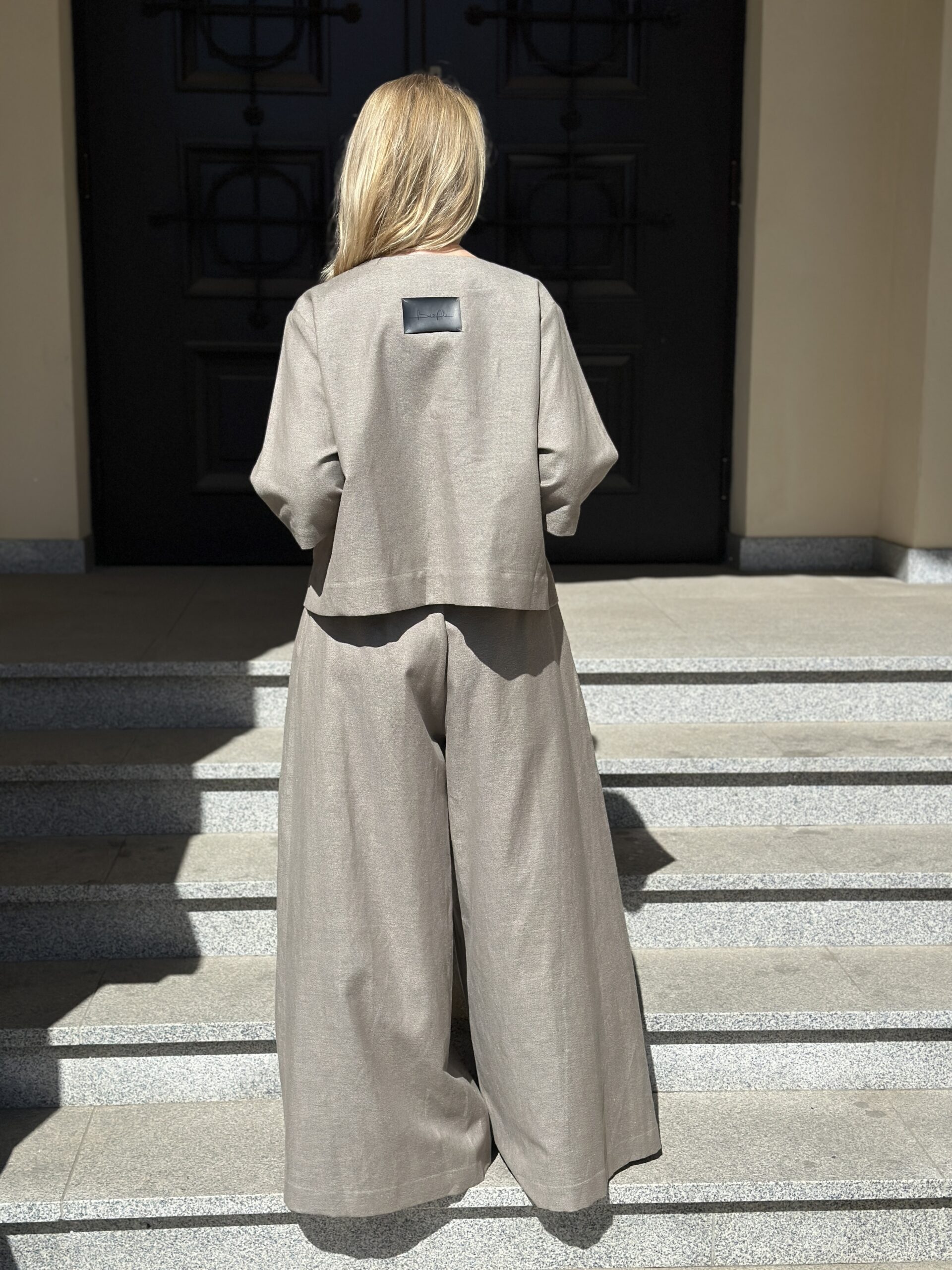 Piaskowa Architektura – bawełniana bluzka z dekoltem w serek i wiszącymi kieszeniami - obrazek 3