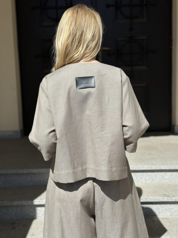 Piaskowa Architektura – bawełniana bluzka z dekoltem w serek i wiszącymi kieszeniami - obrazek 4