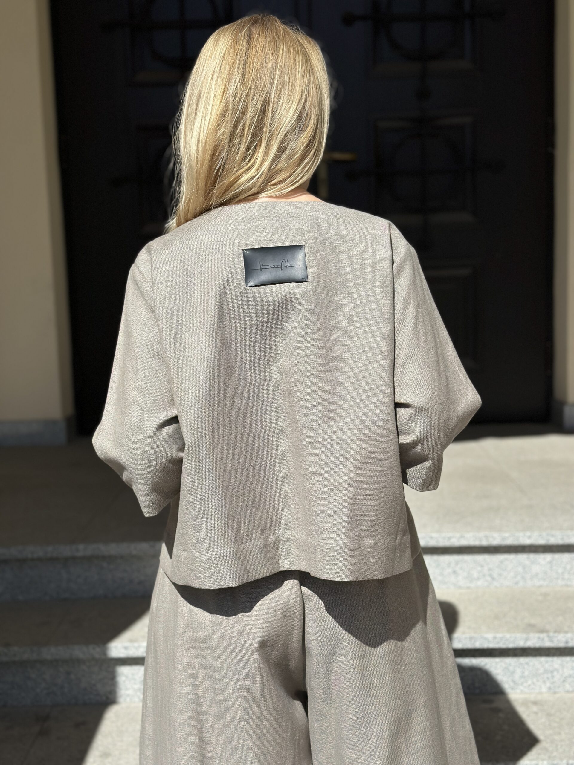 Piaskowa Architektura – bawełniana bluzka z dekoltem w serek i wiszącymi kieszeniami - obrazek 4