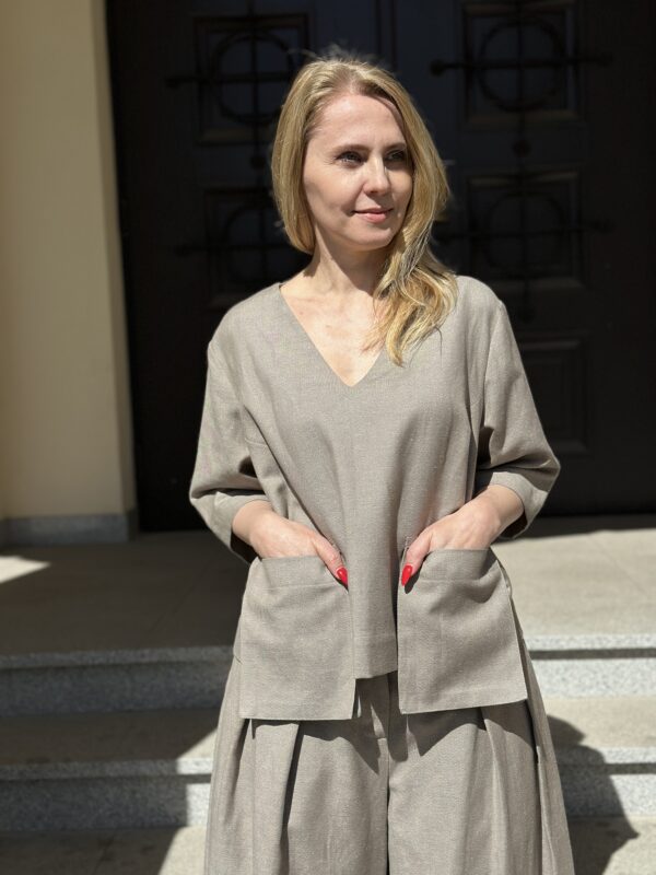 Piaskowa Architektura – bawełniana bluzka z dekoltem w serek i wiszącymi kieszeniami - obrazek 1