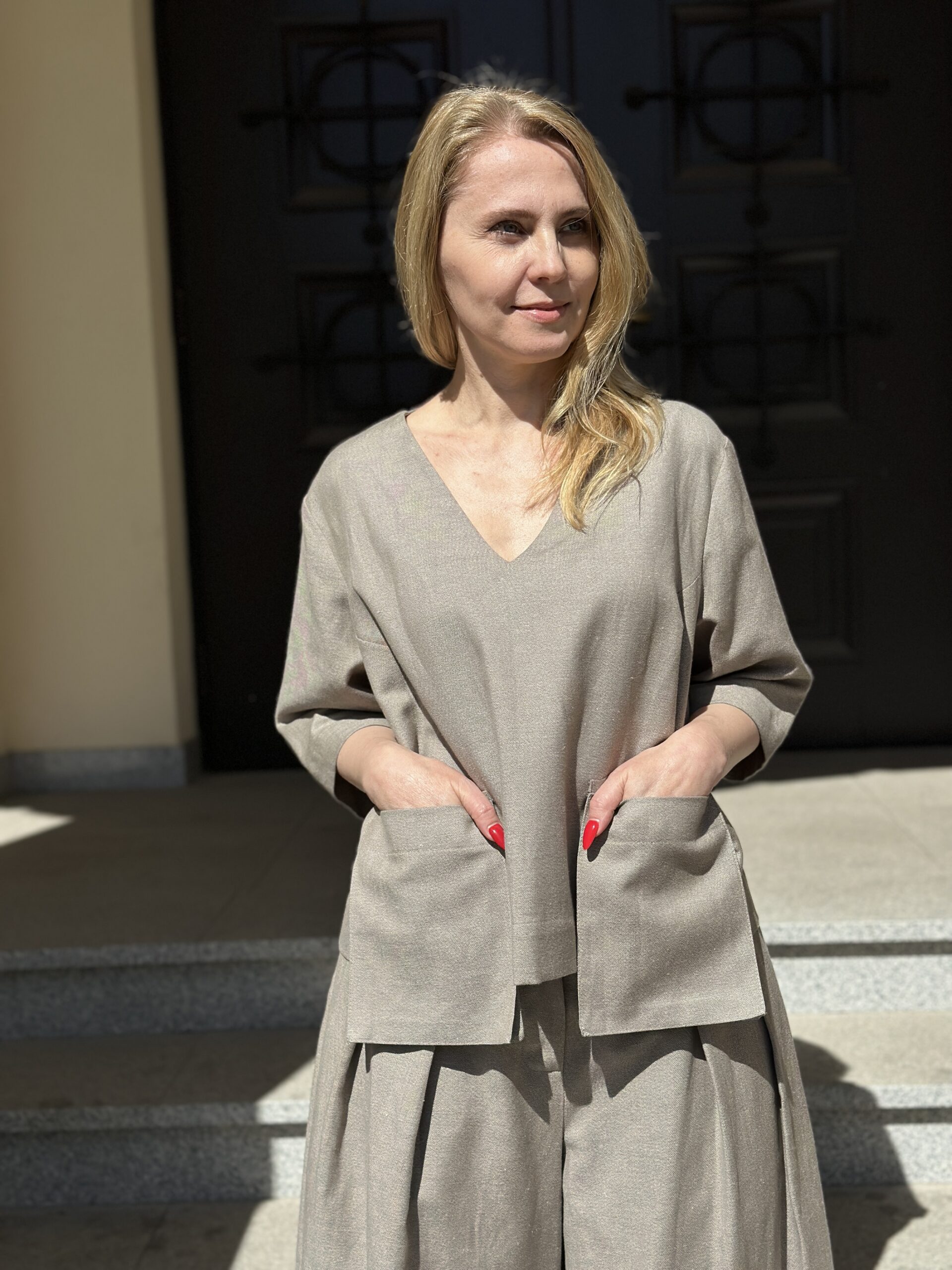 Piaskowa Architektura – bawełniana bluzka z dekoltem w serek i wiszącymi kieszeniami - obrazek 1