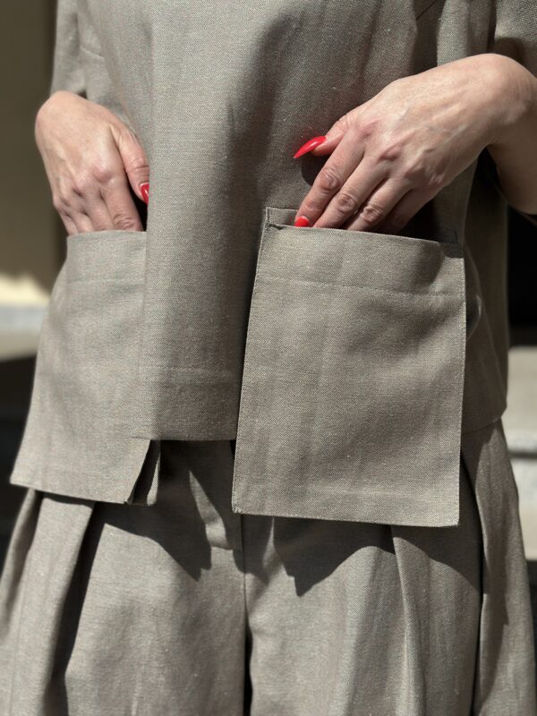 Piaskowa Architektura – bawełniana bluzka z dekoltem w serek i wiszącymi kieszeniami - obrazek 5