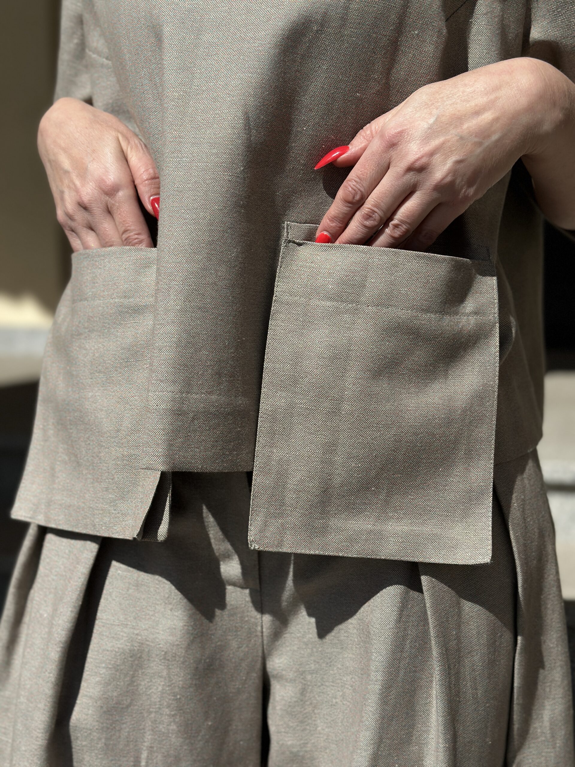 Piaskowa Architektura – bawełniana bluzka z dekoltem w serek i wiszącymi kieszeniami - obrazek 5