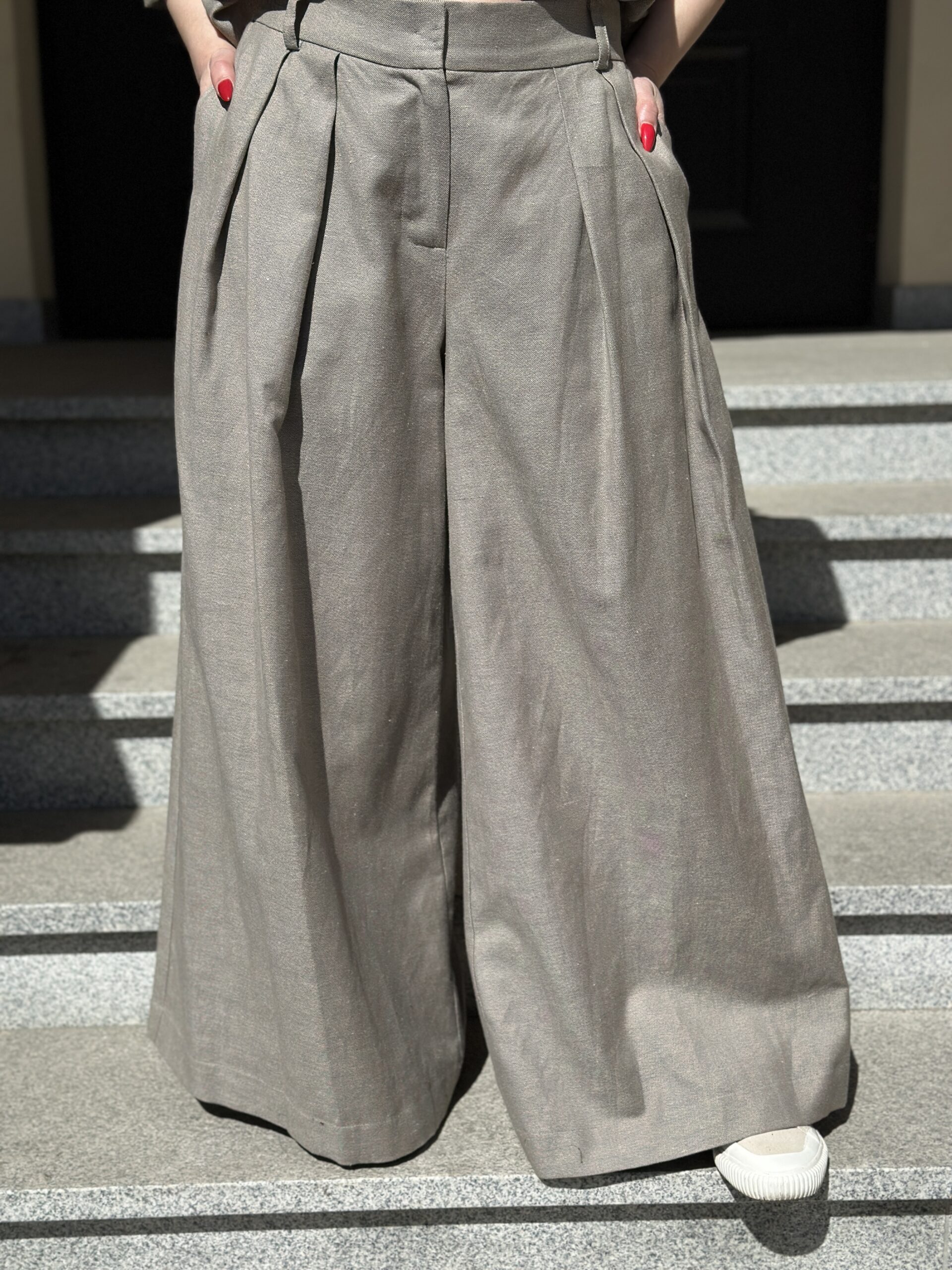 Piaskowa Architektura - bawełniane spodnie z szeroką nogawką i zakładkami - obrazek 4