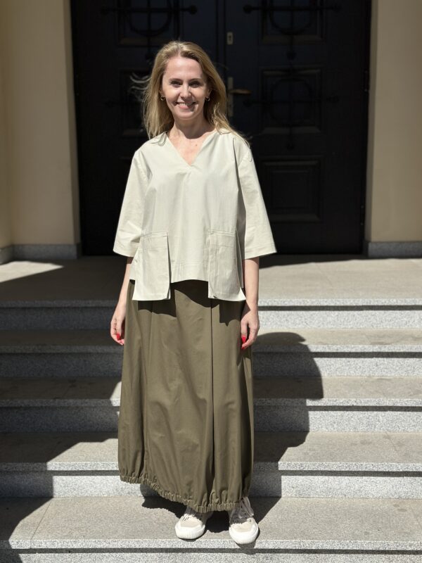 Beżowa Architektura - bawełniana bluzka z dekoltem w serek i wiszącymi kieszeniami - obrazek 4