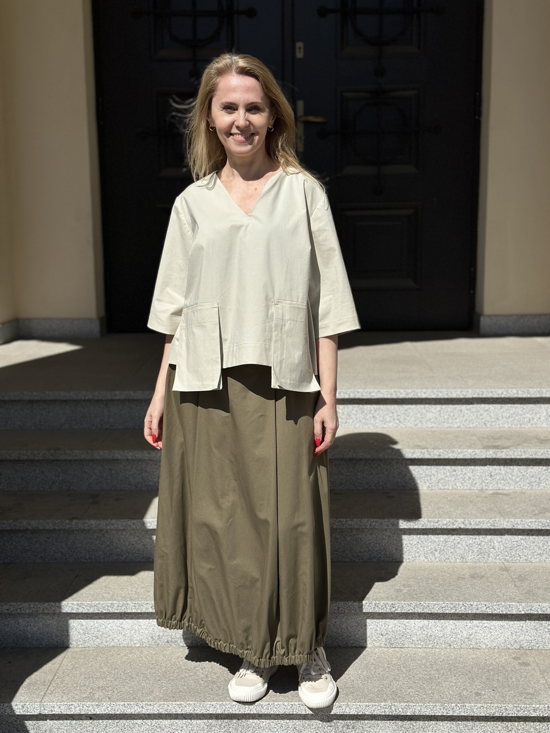 Beżowa Architektura - bawełniana bluzka z dekoltem w serek i wiszącymi kieszeniami - obrazek 4