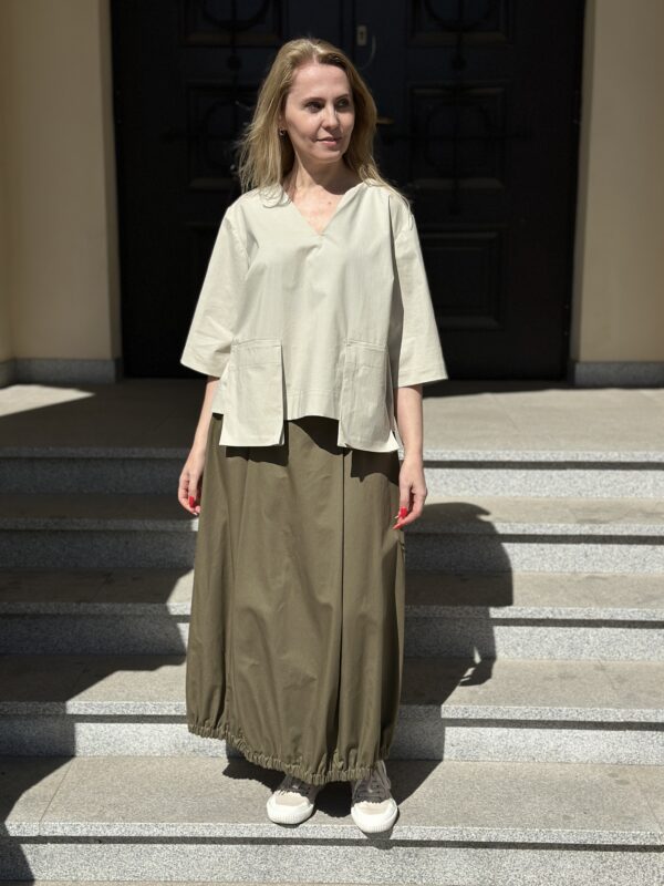 Beżowa Architektura - bawełniana bluzka z dekoltem w serek i wiszącymi kieszeniami - obrazek 2