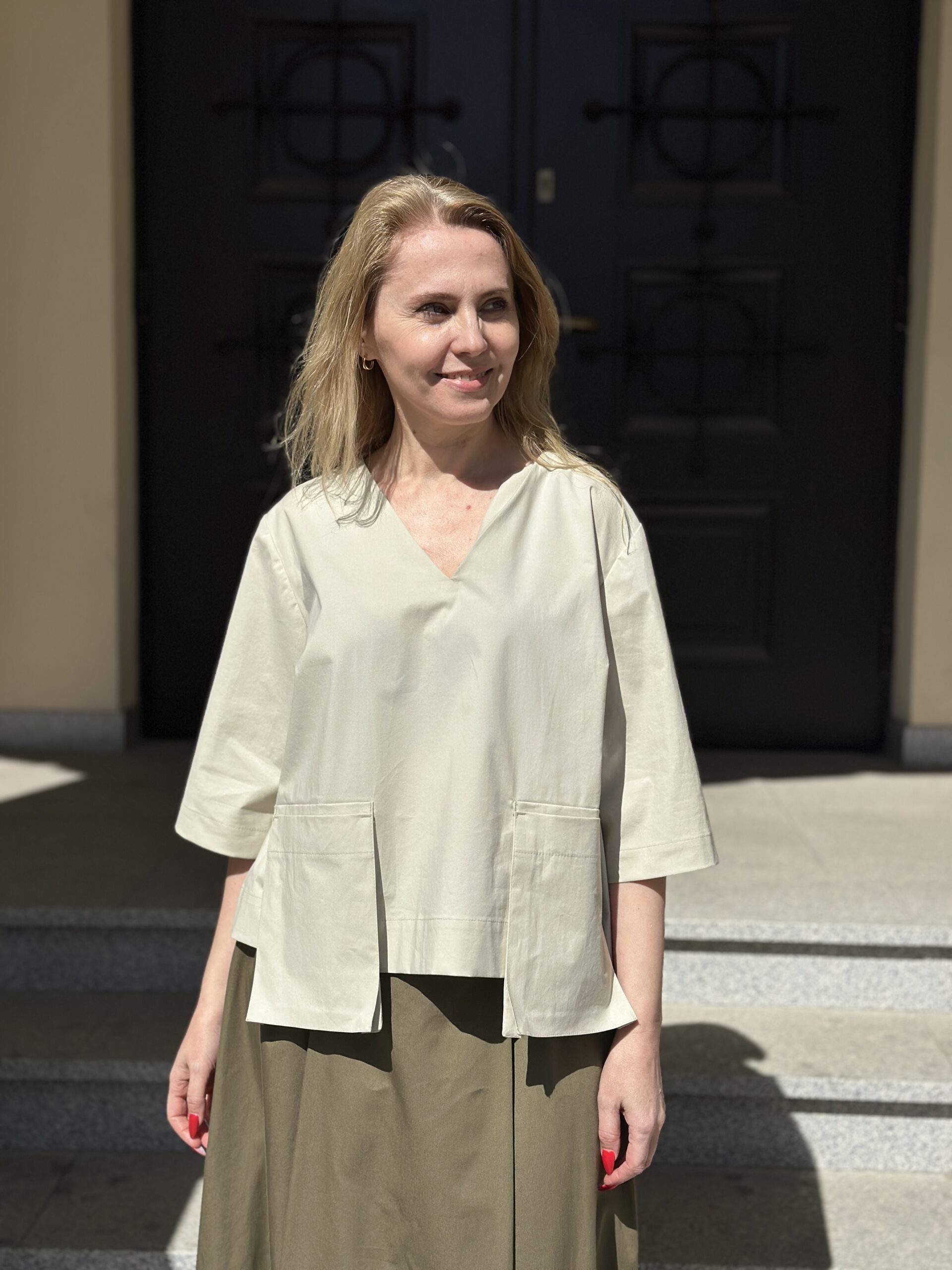 Beżowa Architektura - bawełniana bluzka z dekoltem w serek i wiszącymi kieszeniami - obrazek 3