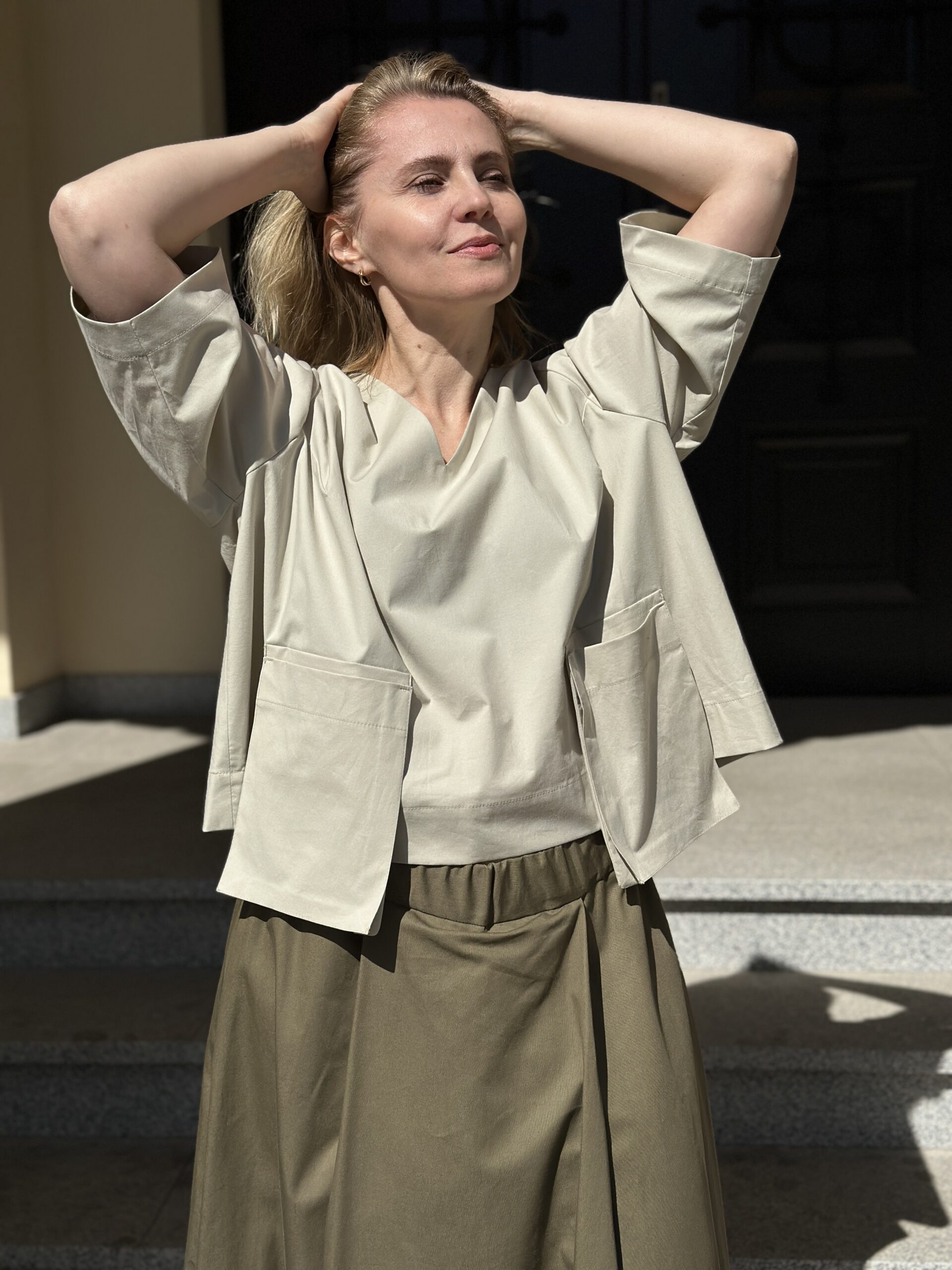 Beżowa Architektura - bawełniana bluzka z dekoltem w serek i wiszącymi kieszeniami - obrazek 1