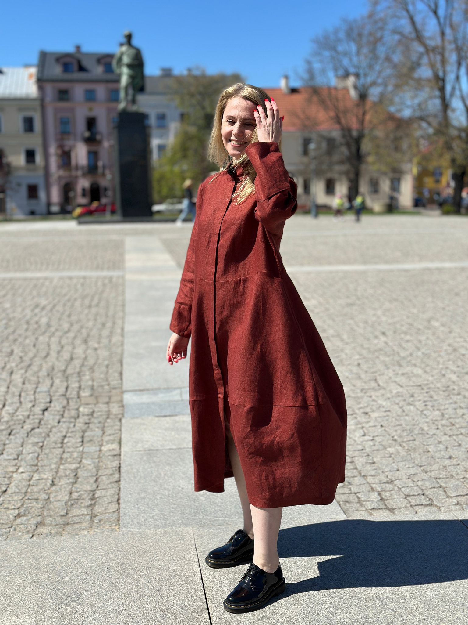 Ceglana Młynarka - lniana, strukturalna sukienka z zatrzaskami - obrazek 5