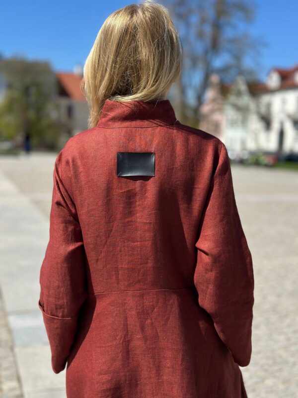 Ceglana Młynarka - lniana, strukturalna sukienka z zatrzaskami - obrazek 3