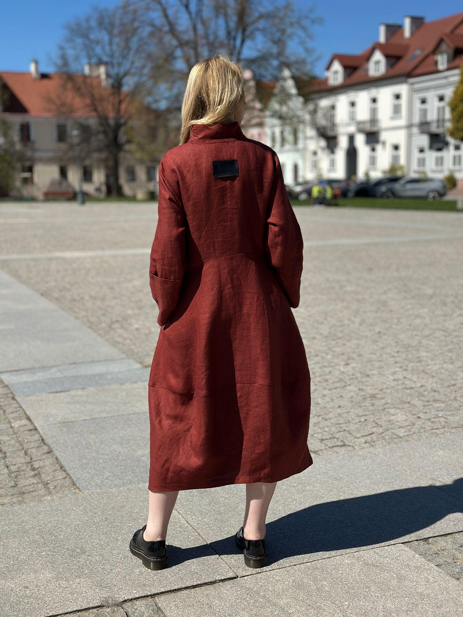 Ceglana Młynarka - lniana, strukturalna sukienka z zatrzaskami - obrazek 4