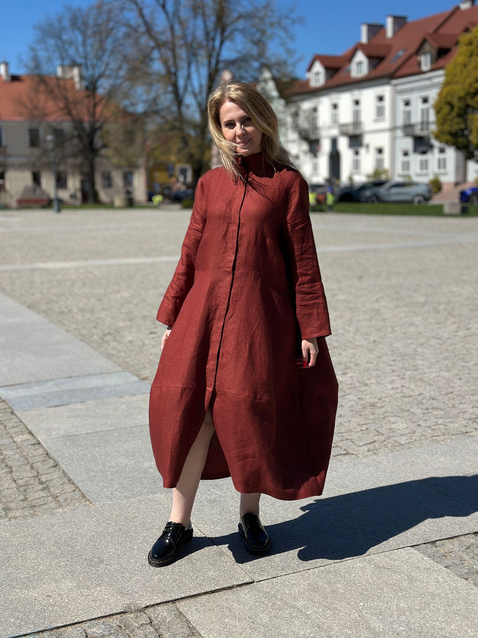 Ceglana Młynarka - lniana, strukturalna sukienka z zatrzaskami - obrazek 1