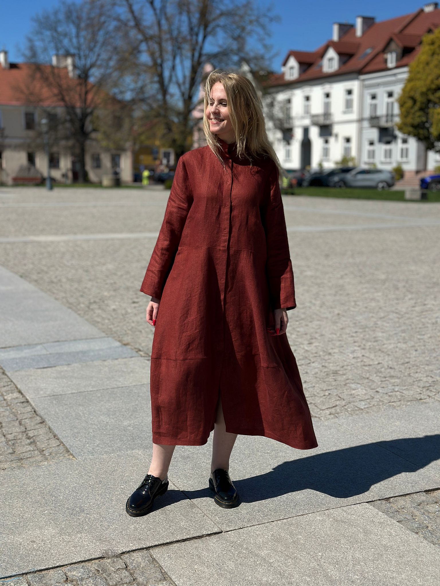 Ceglana Młynarka - lniana, strukturalna sukienka z zatrzaskami - obrazek 2