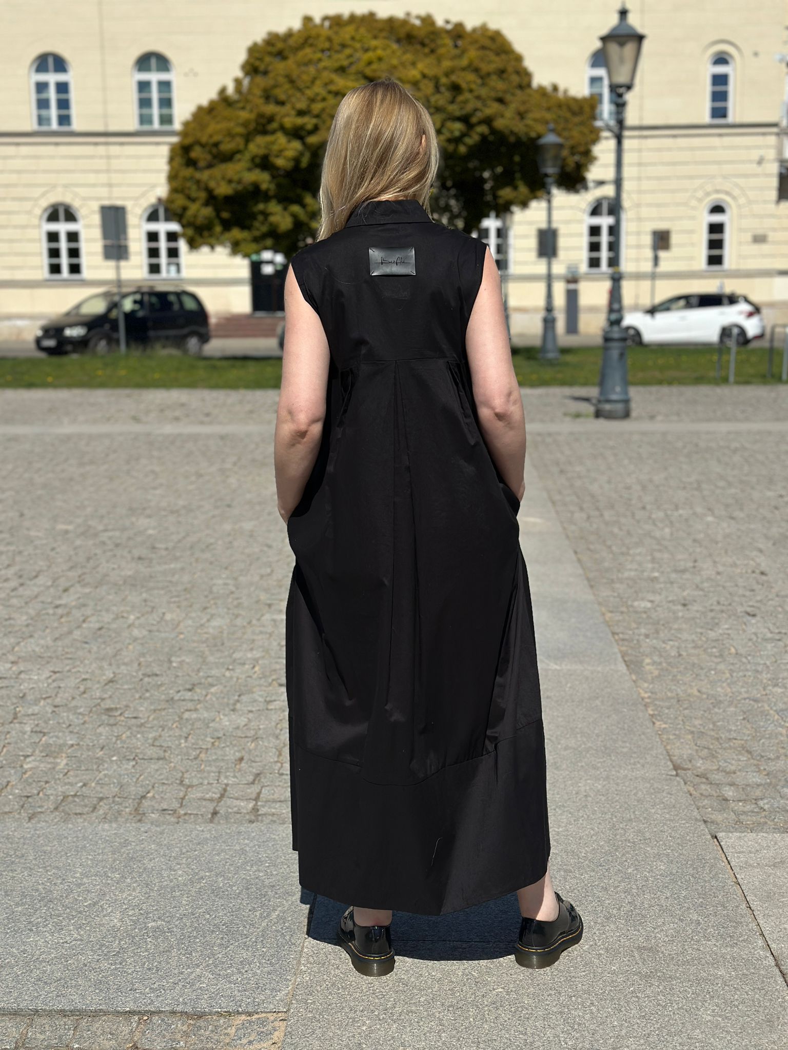 Koszulina – bawełniana sukienka koszulowa bez rękawów o kroju maxi - obrazek 3