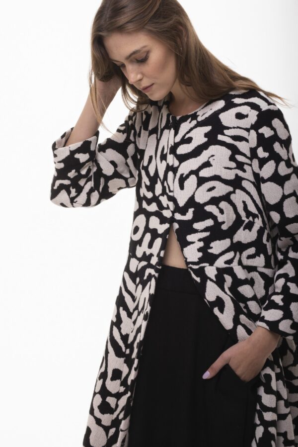 Więź – bawełniana płaszczo-sukienka w czarno-białe wzory - obrazek 3