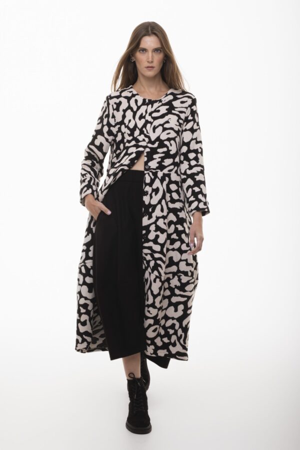 Więź – bawełniana płaszczo-sukienka w czarno-białe wzory - obrazek 4