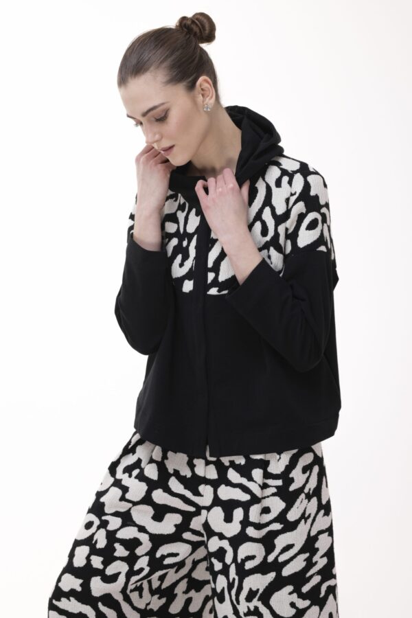FRAGMENT– bawełniana bluza z graficznym wzorem i kieszeniami - obrazek 4