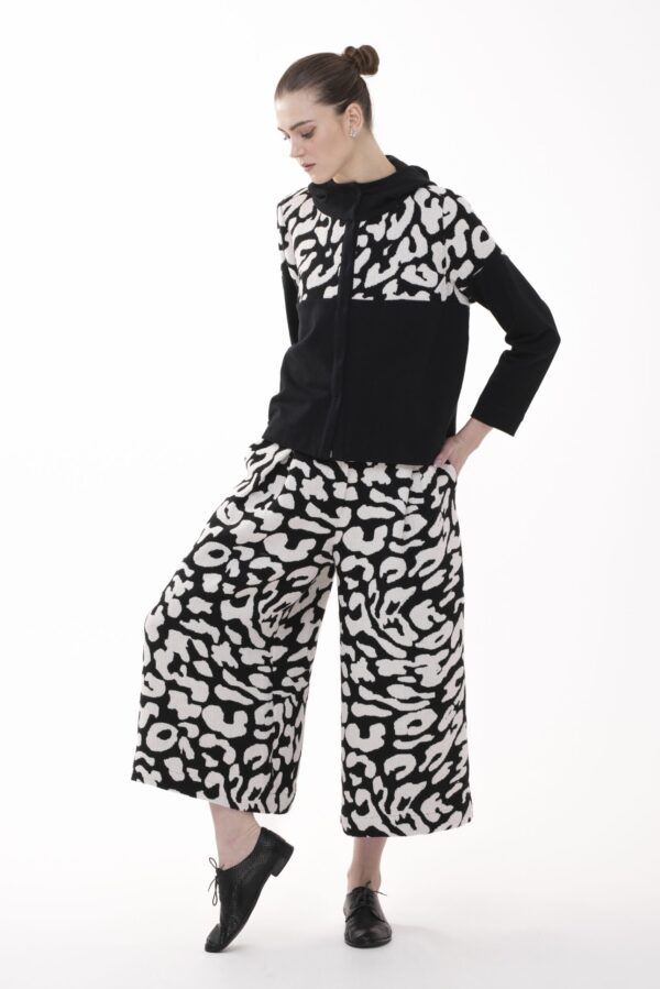 FRAGMENT– bawełniana bluza z graficznym wzorem i kieszeniami - obrazek 3