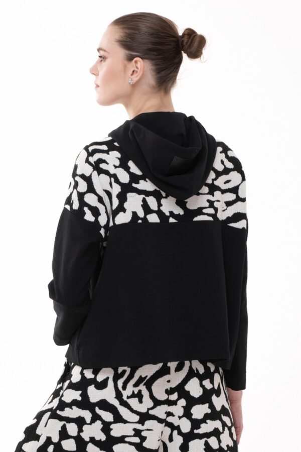 FRAGMENT– bawełniana bluza z graficznym wzorem i kieszeniami - obrazek 2