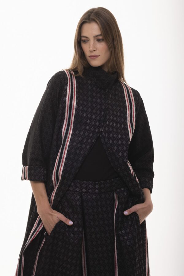 Tajemnica - żakardowy płaszcz z lampasami - obrazek 3