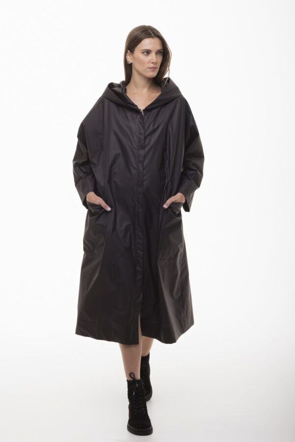 Zefir - oversizowy czarny płaszcz z kieszeniami - obrazek 3