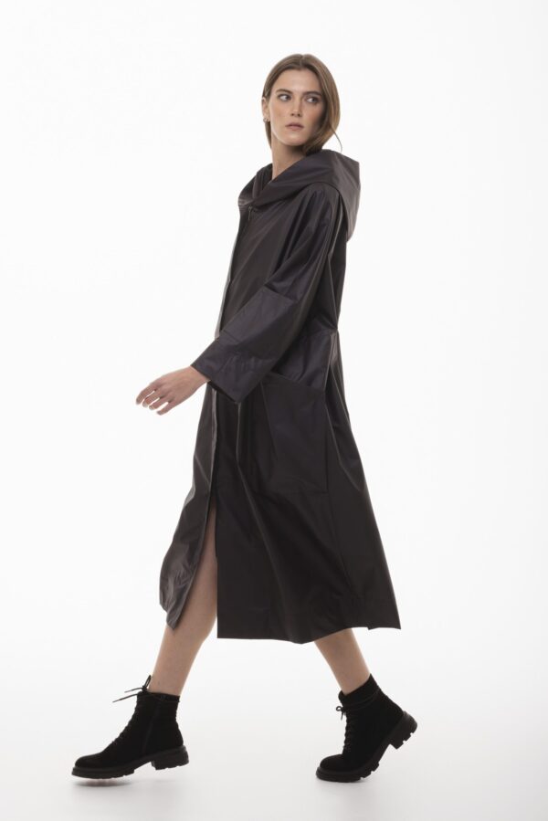 Zefir - oversizowy czarny płaszcz z kieszeniami - obrazek 2