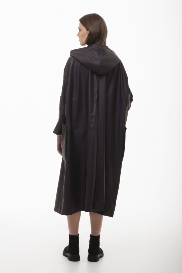 Zefir - oversizowy czarny płaszcz z kieszeniami - obrazek 4