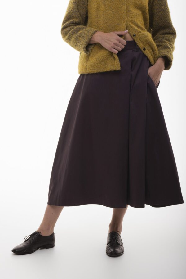 Kaskada - bawełniana spódnica o klasycznym kroju z zakładkami - obrazek 2