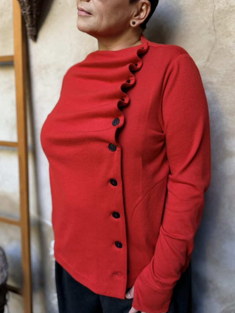 czerwony sweter niuans bezale